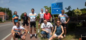 Fröhliche Radfahrer:innen an der deutsch-niederländischen Grenze